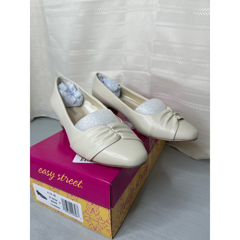Easy Street Waive Kitten Heel Pumps Bone Womens Size 6.5 Wide - Picture 3 of 12